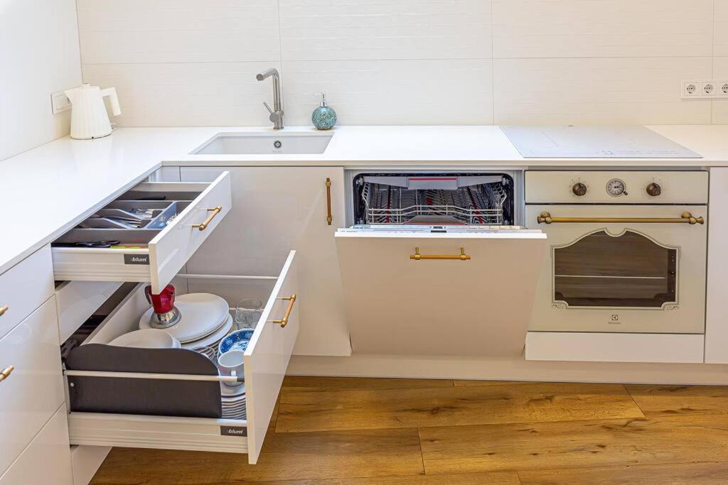 Sky Apartment With Free Parking And Balcony & Ac คอนัส ภายนอก รูปภาพ